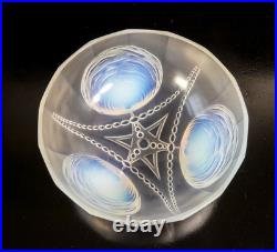 Vase Design Ernest Marius Sabino Époque 1930 Verre Opalescent Art Déco France