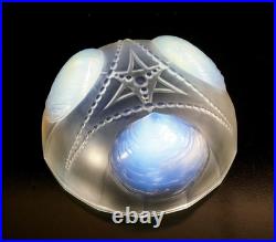 Vase Design Ernest Marius Sabino Époque 1930 Verre Opalescent Art Déco France