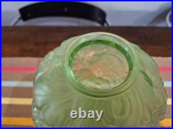 Vase art déco en verre pressé moulé vert satiné à décor floral, H 23 cm