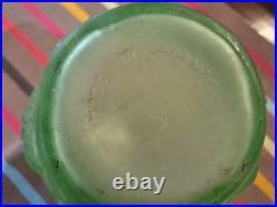 Vase art déco en verre pressé moulé vert satiné à décor floral, H 23 cm