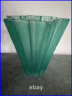 Vase art déco en verre vert effet texturé, forme étoile tulipe décoratif