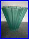 Vase art déco en verre vert effet texturé, forme étoile tulipe décoratif