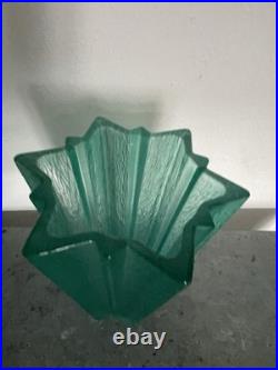 Vase art déco en verre vert effet texturé, forme étoile tulipe décoratif