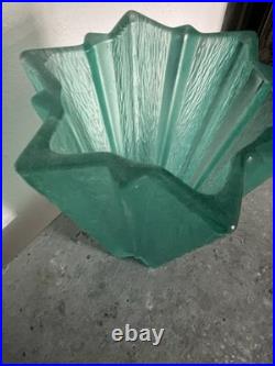 Vase art déco en verre vert effet texturé, forme étoile tulipe décoratif