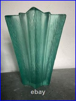 Vase art déco en verre vert effet texturé, forme étoile tulipe décoratif