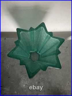 Vase art déco en verre vert effet texturé, forme étoile tulipe décoratif