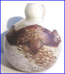 Vase boule Art Déco signé LEGRAS, pâte de verre dégagée à l'acide décor VIGNE