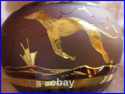 Vase boule art déco à décor de frise de lévriers dorés gravée sur verre violet