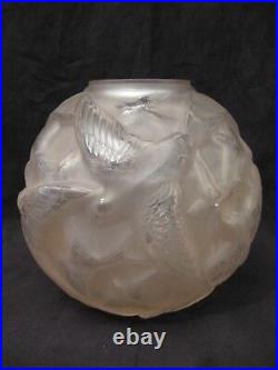Vase boule en verre aux hirondelles signé Arvers époque art déco