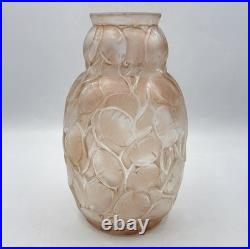 Vase en verre moulé pressé teinté rose à décor végétal signé Arrers Art Déco