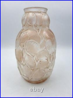 Vase en verre moulé pressé teinté rose à décor végétal signé Arrers Art Déco