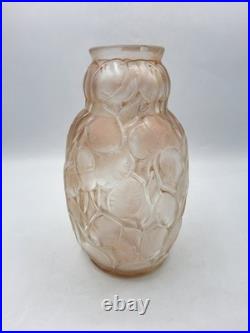 Vase en verre moulé pressé teinté rose à décor végétal signé Arrers Art Déco