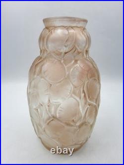 Vase en verre moulé pressé teinté rose à décor végétal signé Arrers Art Déco