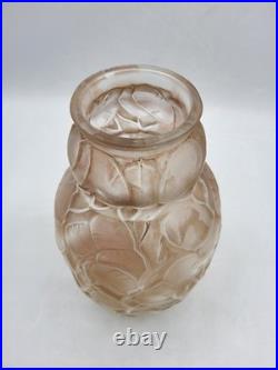 Vase en verre moulé pressé teinté rose à décor végétal signé Arrers Art Déco