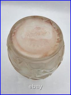 Vase en verre moulé pressé teinté rose à décor végétal signé Arrers Art Déco