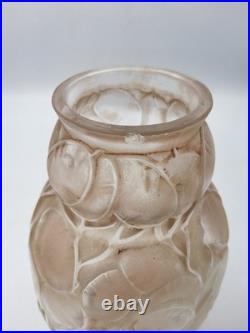 Vase en verre moulé pressé teinté rose à décor végétal signé Arrers Art Déco