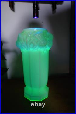 Vase en verre opalin, ouraline, uranium, motif chardons, art déco, pièce rare