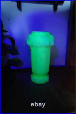 Vase en verre opalin, ouraline, uranium, motif chardons, art déco, pièce rare