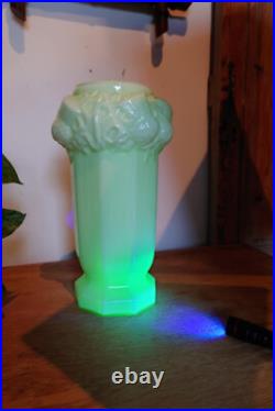 Vase en verre opalin, ouraline, uranium, motif chardons, art déco, pièce rare