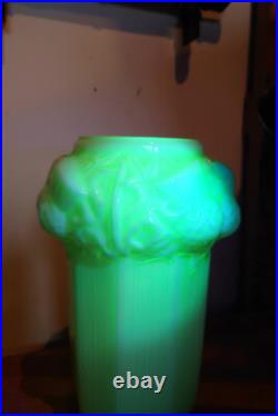 Vase en verre opalin, ouraline, uranium, motif chardons, art déco, pièce rare