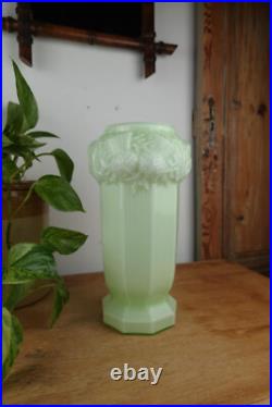 Vase en verre opalin, ouraline, uranium, motif chardons, art déco, pièce rare