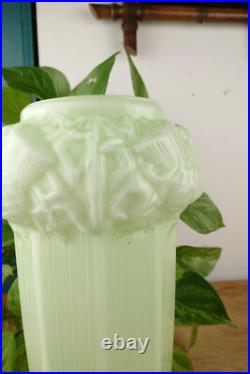 Vase en verre opalin, ouraline, uranium, motif chardons, art déco, pièce rare