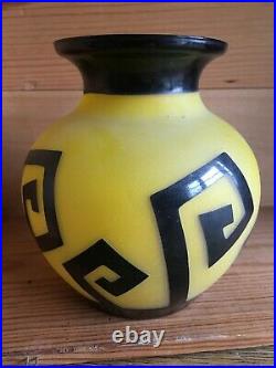 Vase pâte de verre art déco à décor noir sur fond jaune hauteur 14,6 cm