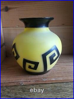 Vase pâte de verre art déco à décor noir sur fond jaune hauteur 14,6 cm