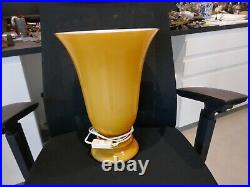 Vase style art déco, verre opalin jaune doublé blanc, H 37cm, fonctionne, vintage