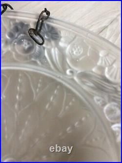 Vasque suspension en verre moulé pressé à décor floral de Petitot Art Déco