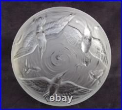 Verlys Grande Coupe en verre dépoli à décor d'oiseau et poissons signée art déco
