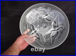 Verlys Grande Coupe en verre dépoli à décor d'oiseau et poissons signée art déco