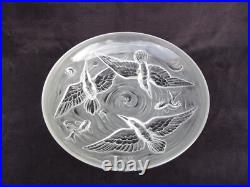 Verlys Grande Coupe en verre dépoli à décor d'oiseau et poissons signée art déco