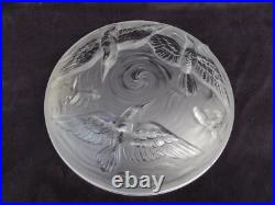 Verlys Grande Coupe en verre dépoli à décor d'oiseau et poissons signée art déco