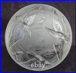 Verlys Grande Coupe en verre dépoli à décor d'oiseau et poissons signée art déco
