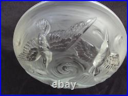 Verlys Grande Coupe en verre dépoli à décor d'oiseau et poissons signée art déco