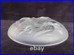 Verlys Grande Coupe en verre dépoli à décor d'oiseau et poissons signée art déco