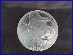 Verlys Grande Coupe en verre dépoli à décor d'oiseau et poissons signée art déco