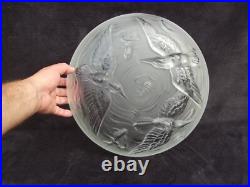 Verlys Grande Coupe en verre dépoli à décor d'oiseau et poissons signée art déco