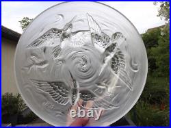 Verlys Grande Coupe en verre dépoli à décor d'oiseau et poissons signée art déco