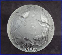 Verlys Grande Coupe en verre dépoli à décor d'oiseau et poissons signée art déco