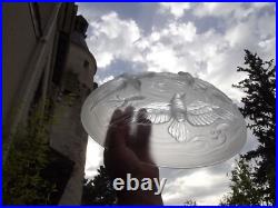 Verlys Grande Coupe en verre dépoli à décor d'oiseau et poissons signée art déco