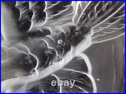 Verlys Grande Coupe en verre dépoli à décor d'oiseau et poissons signée art déco