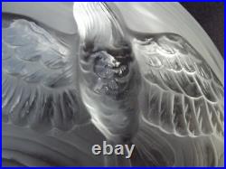 Verlys Grande Coupe en verre dépoli à décor d'oiseau et poissons signée art déco