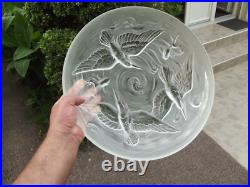 Verlys Grande Coupe en verre dépoli à décor d'oiseau et poissons signée art déco