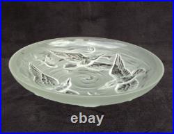 Verlys Grande Coupe en verre dépoli à décor d'oiseau et poissons signée art déco