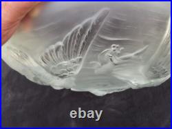 Verlys Grande Coupe en verre dépoli à décor d'oiseau et poissons signée art déco