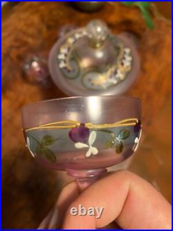 Verre opalin époque art déco, service à liqueur, à décors de cerise. Vers 1900